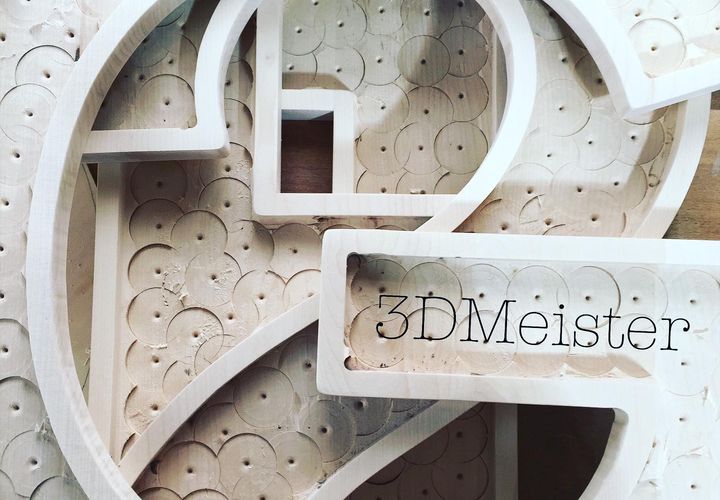 Großes Firmenschild für Barfassade