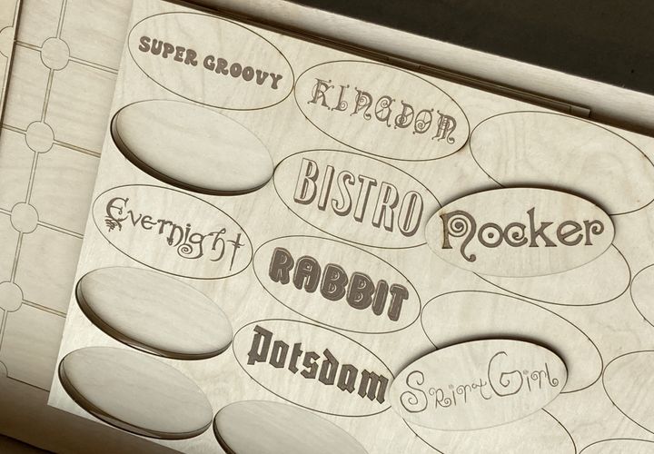 Detailaufnahme einer feinen Lasergravur auf einem Holzuntersetzer