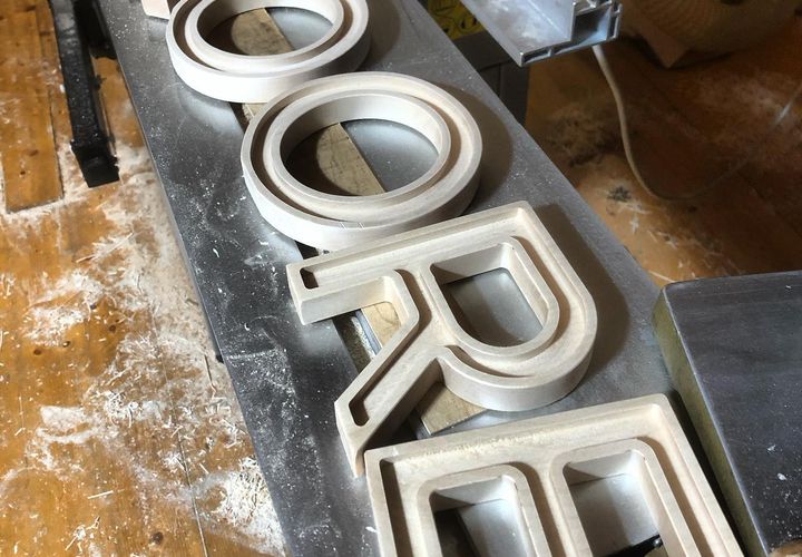 Große Einzelbuchstaben für Firmenschild auf Werkbank