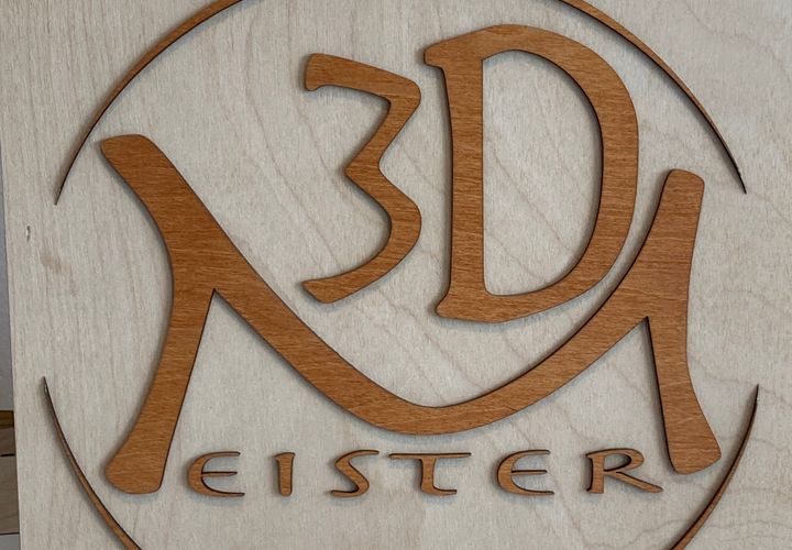 Feine Lasergravur auf Holz als Beispiel für hochwertige Werbegeschenke