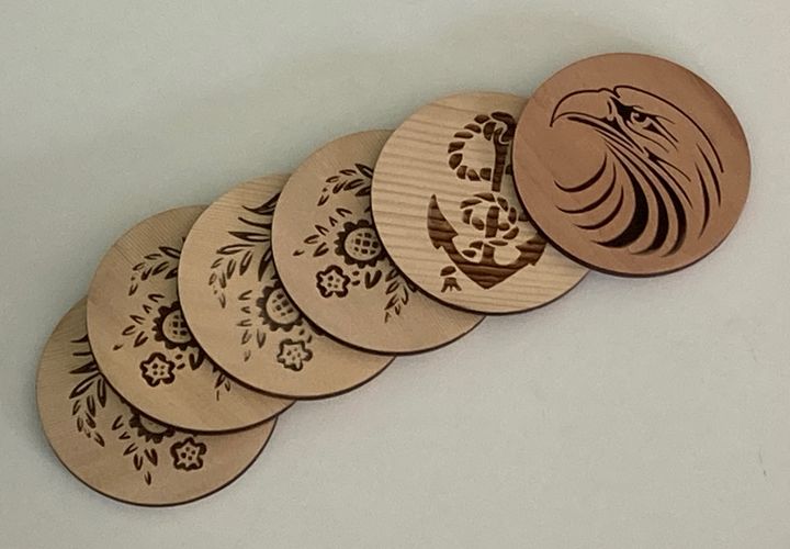 Individuell gravierte Holzuntersetzer mit Logo oder Design