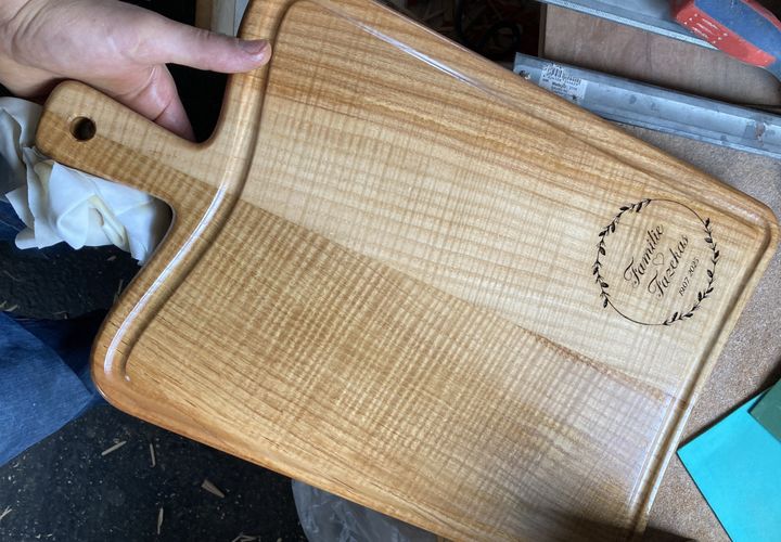 Lasergravierte Holzbox mit Firmenlogo als hochwertiges Werbegeschenk