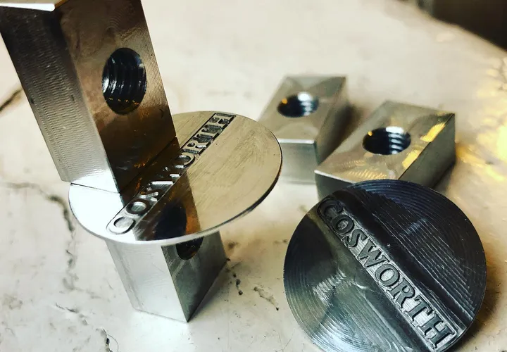 Metallgravur eines Logos als Symbol für Präzision und Handwerkskunst